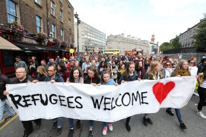 12092015-refugees-welcome-pictured-hundreds-of-752x501